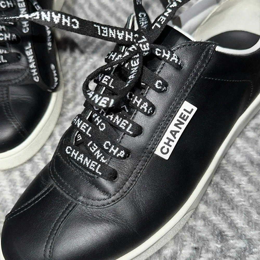 Gorgeous Chanel black&white leather trainers - Picture 3 of 8